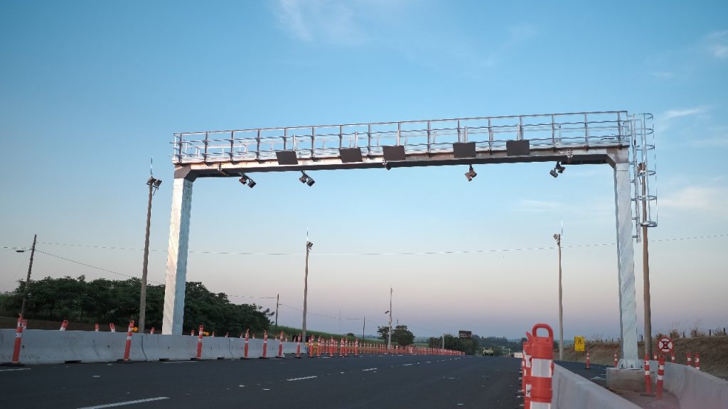 Pórtico de Free Flow instalado na SP-333 pela concessionária EcoNoroeste